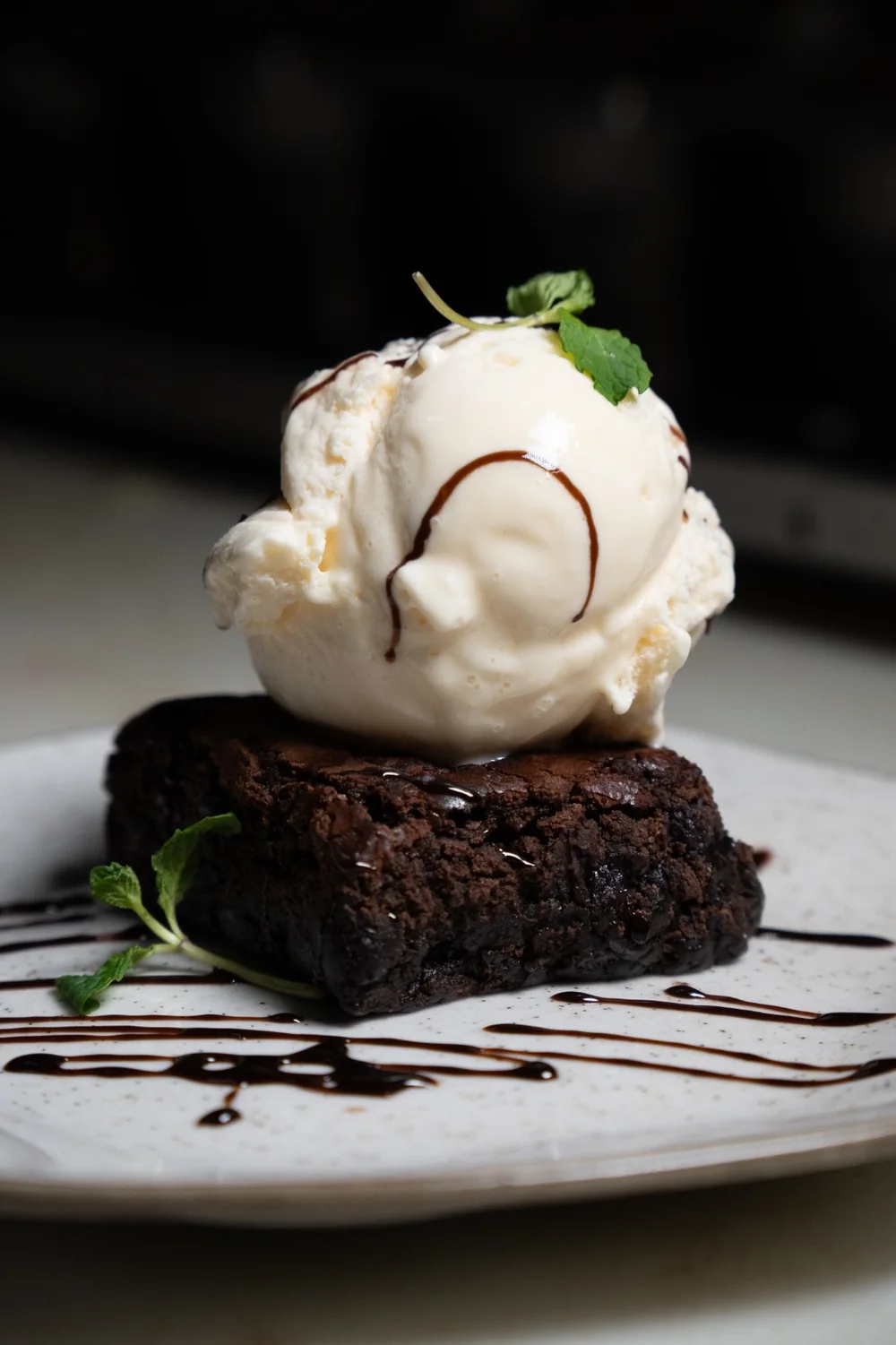 Brownie de chocolate servido com sorvete e calda